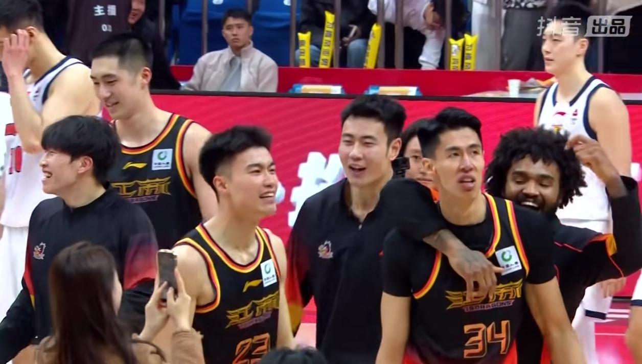 最后两分钟领先8分，按理说应该稳了，但是，但是，不出意外的话，意外就出现了，江苏