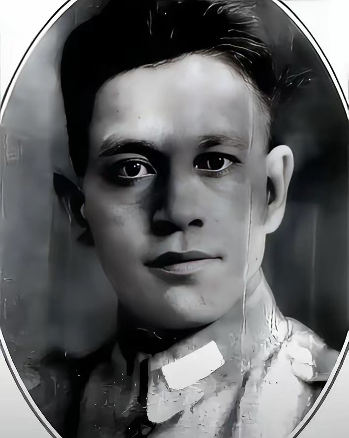 1948年12月，淮海战役进入围歼阶段，杜聿明三十万大军被困陈官庄，断粮多日。空