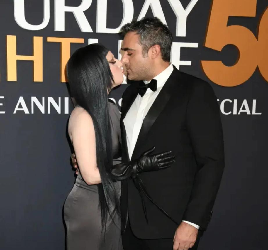 圆梦！40岁LadyGaga正式当妈，与未婚夫抱娃首露面太温柔