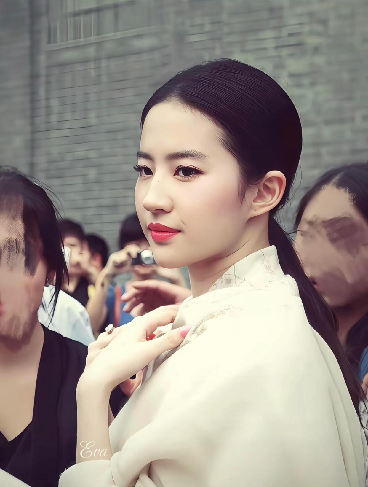 真的，每次刷到刘亦菲我都得感叹——这骨相是拿圆规比着长的吧！你看她那鼻梁从眉