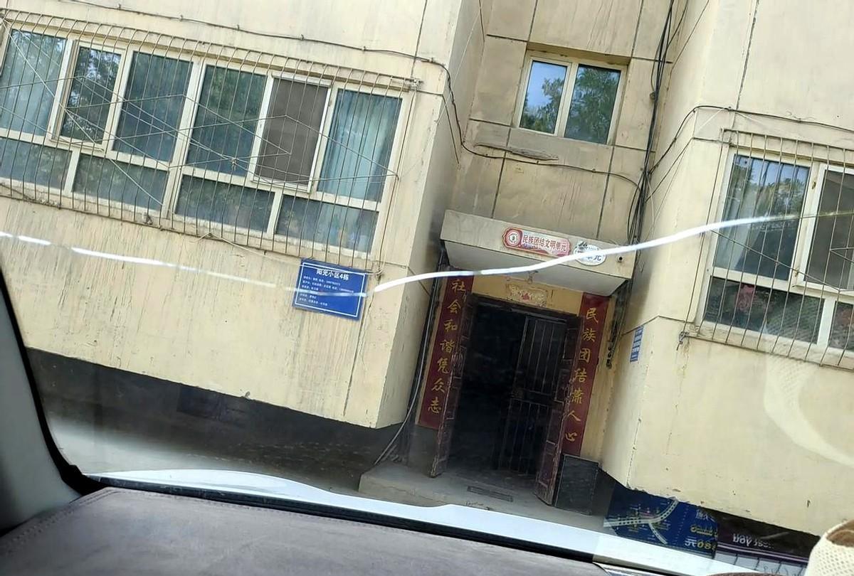 昨天高速公路上一颗小石子飞来，把汽车前挡风玻璃打开裂了，经过报案，中国人民财产保