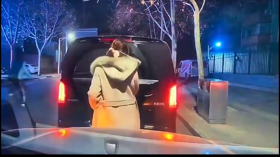 换衣姐这次火了！两名女子开车时在路上发生追尾，双方下车处理，情绪都不太好，说着说