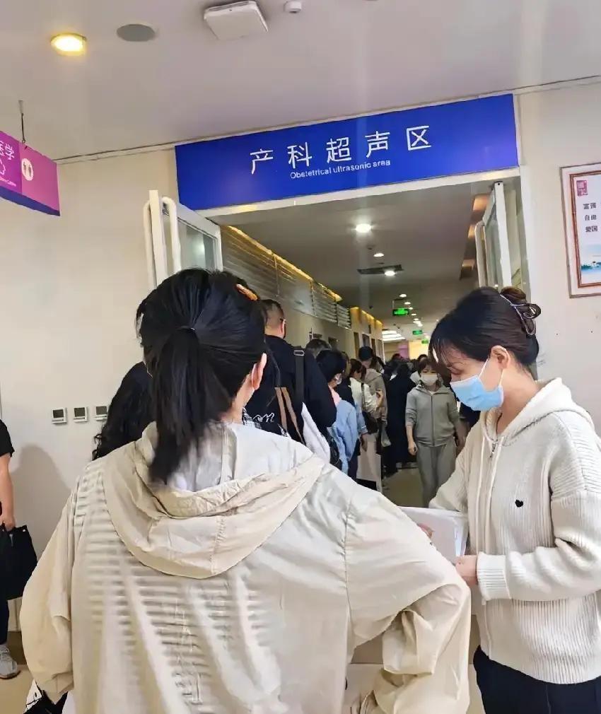 陪儿媳产检，医生临走甩下一句“记住2468”就闪人，一家人当场懵圈。回家把这事