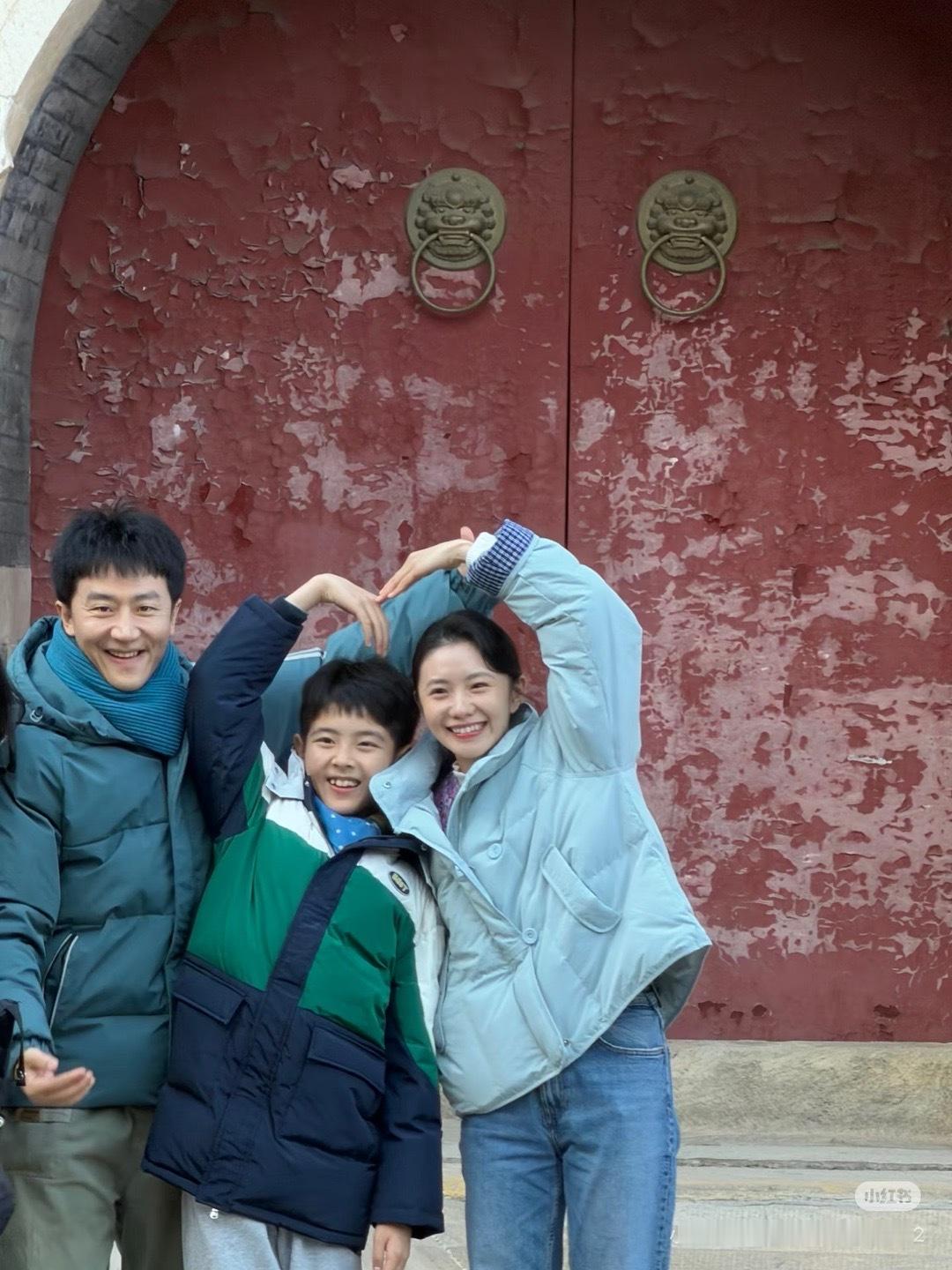 网友偶遇刘浩存拍戏头比旁边的小男孩还小