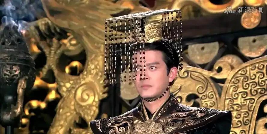 湖阳公主入宫哭诉，光武帝大怒召董宣入殿，欲以杖毙之刑惩戒。董宣叩头直言：“臣无须