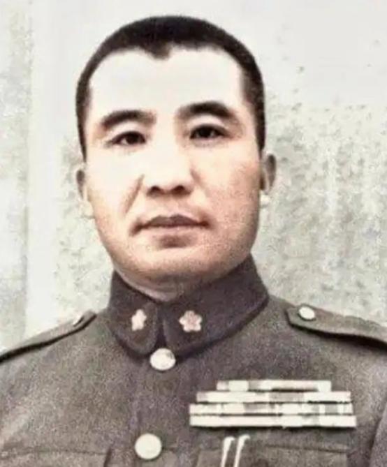 1948年9月24日上午，王耀武见大势已去，和四名卫士脱掉军装，换上便衣。城