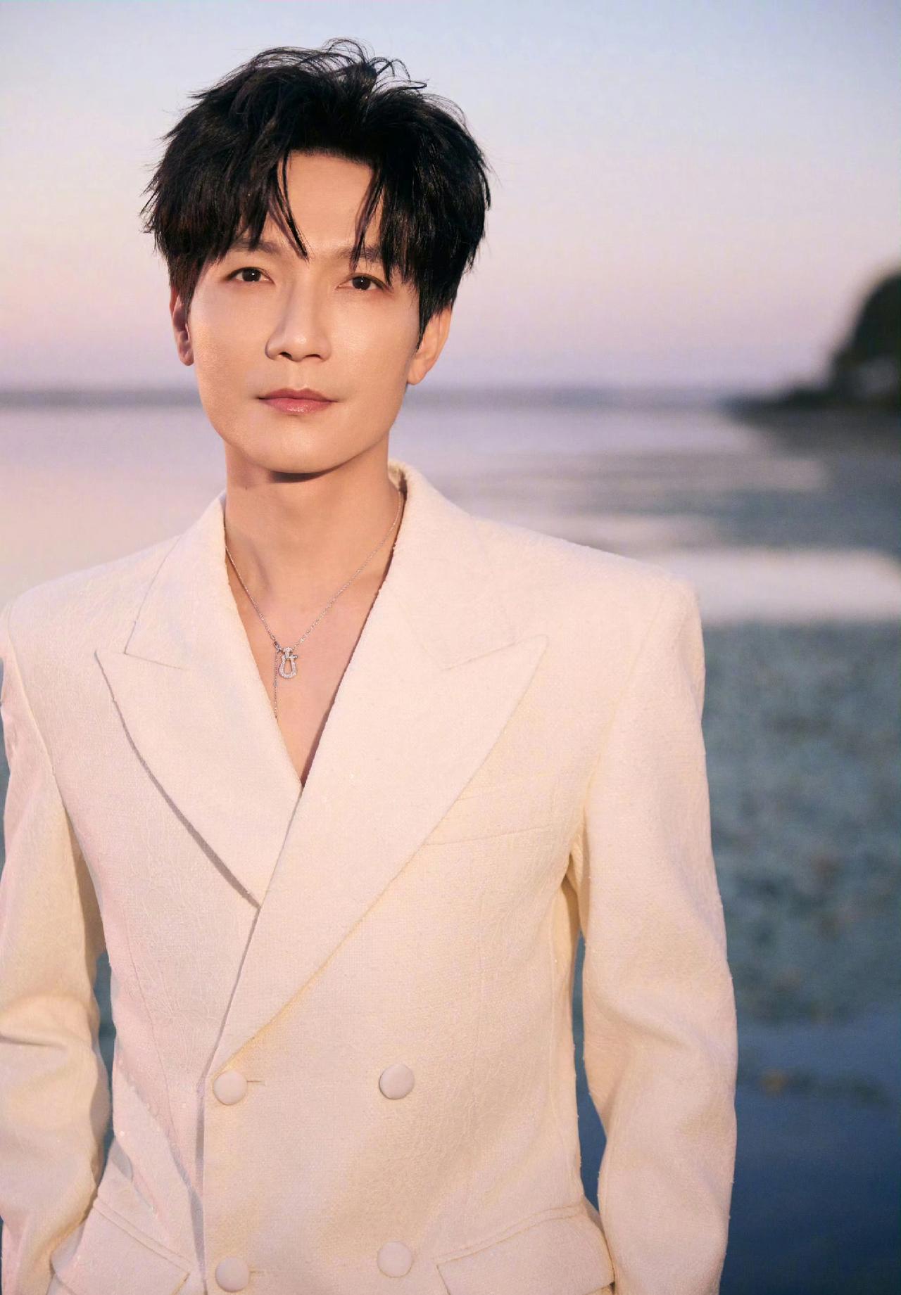 再就业男团的春晚情节可以放下了，今年不会再合体了！王铮亮已经确定独自上春晚，王