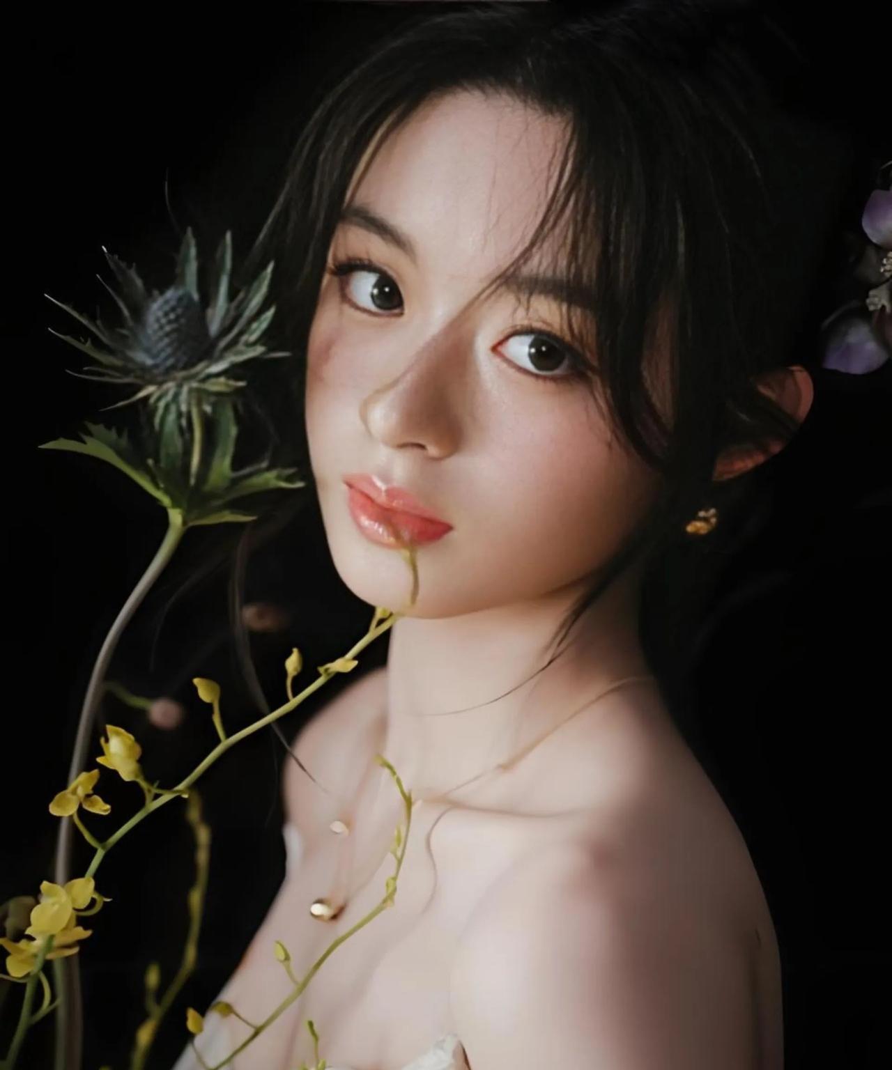 我忽然间觉得黄杨钿甜事件整个就是一个大手笔的炒作。目的就是让黄杨钿甜没有念大学就