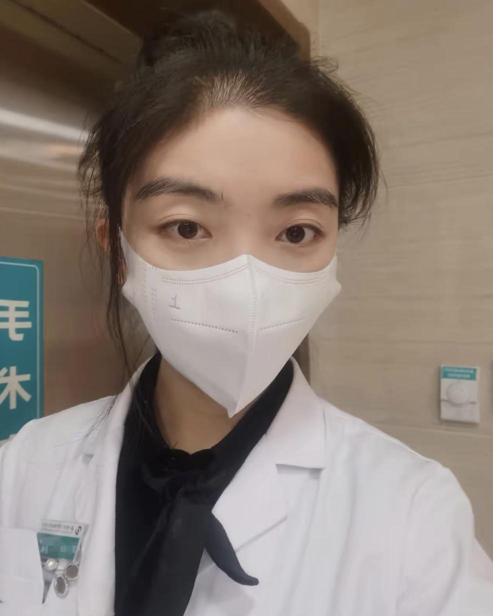 医生收了红包又转进住院账户，这事在上海几家医院悄悄成了惯例，不是贪，是怕病人慌。