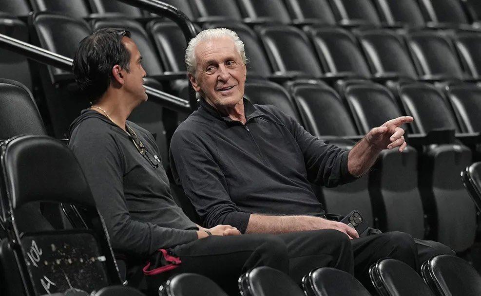 难道莱利这些年一直在憋大招？美记BrettSiegel在节目中表示：帕特-