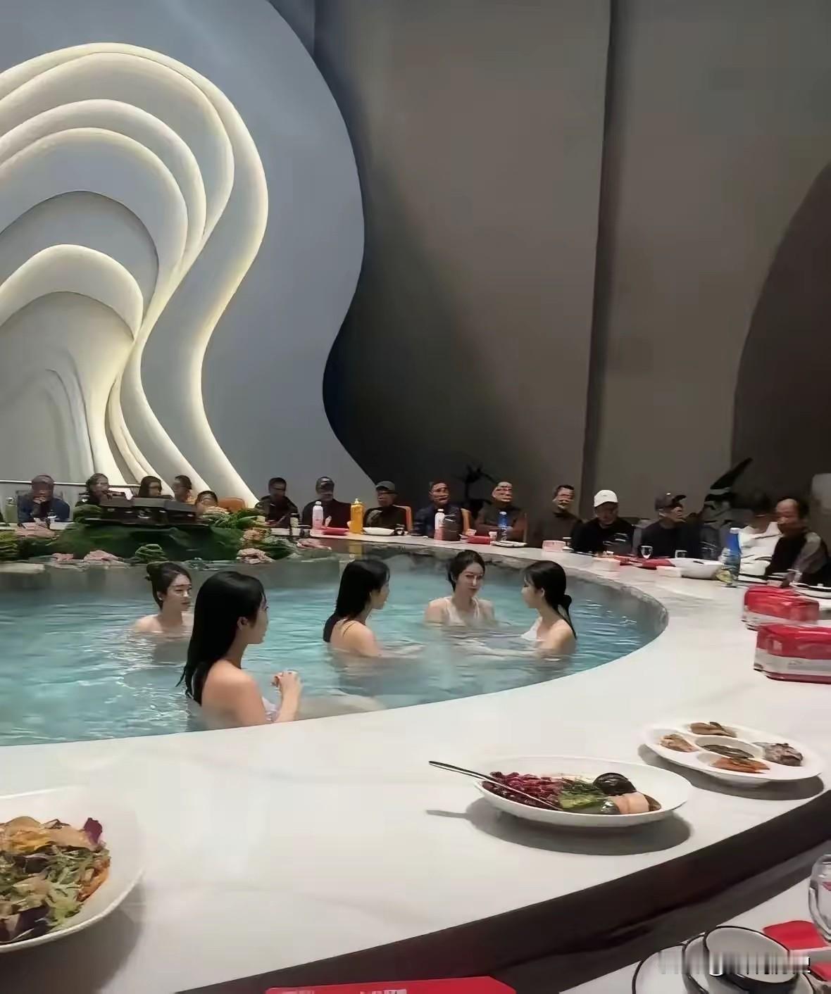 这就是现代版的酒池肉林么？土豪的生活，我真不敢想象！原来饭也可以这样吃，如今