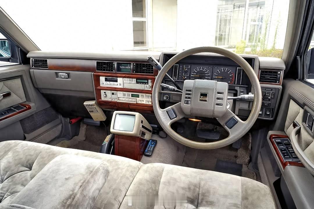 看看80年代豪车上的彩电,顶配1984款日产公爵Y30,门把手还藏有密码锁