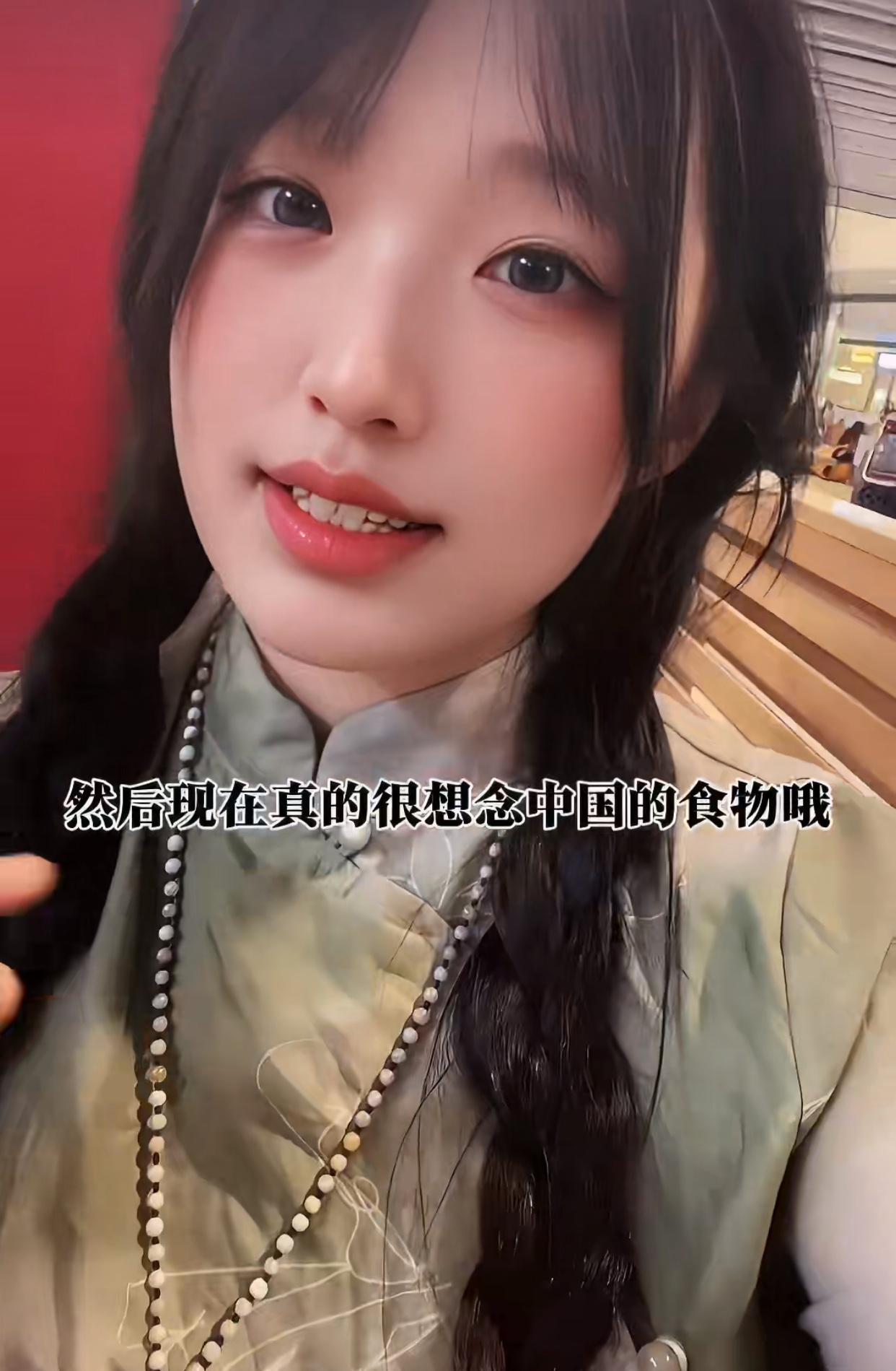 一位马来西亚华人姑娘来到中国旅游，在离别之际，姑娘哭了，她有点舍不得离开中国！网