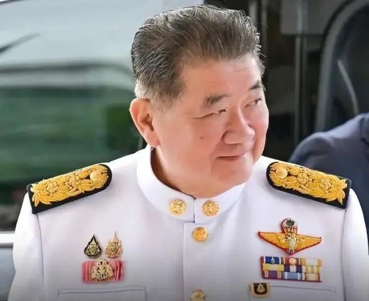 佩通坦被解职总理职务以后，本以为她的姐姐会被推荐下一任总理竞选，但是出乎意料，为
