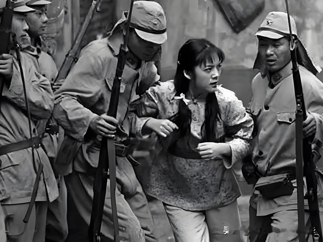  日军躬身行礼是假象！一秒变脸扑向女子施暴1937年12月，南京城破，山河崩