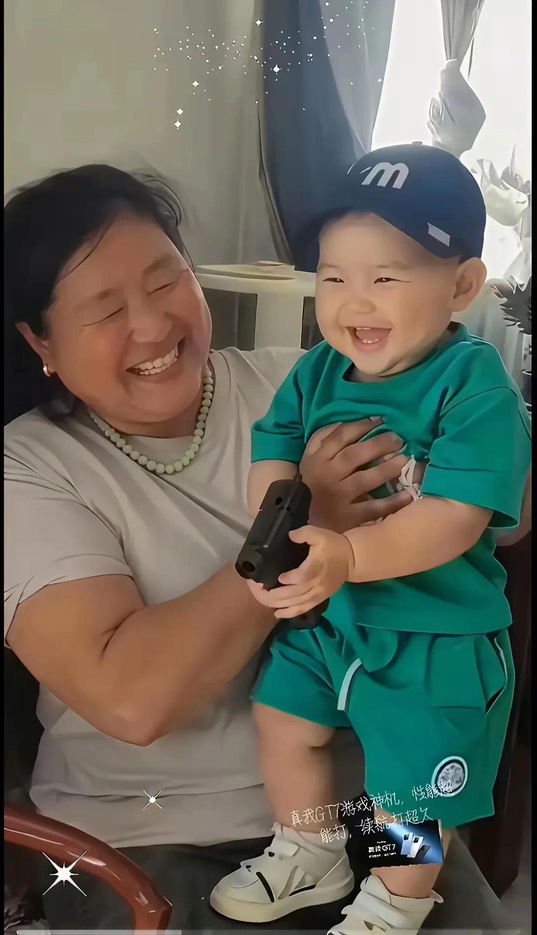 这是大衣哥的孙子，这孩子一看就是小福娃，大衣哥家真是好事多磨，儿子第一次婚姻让全
