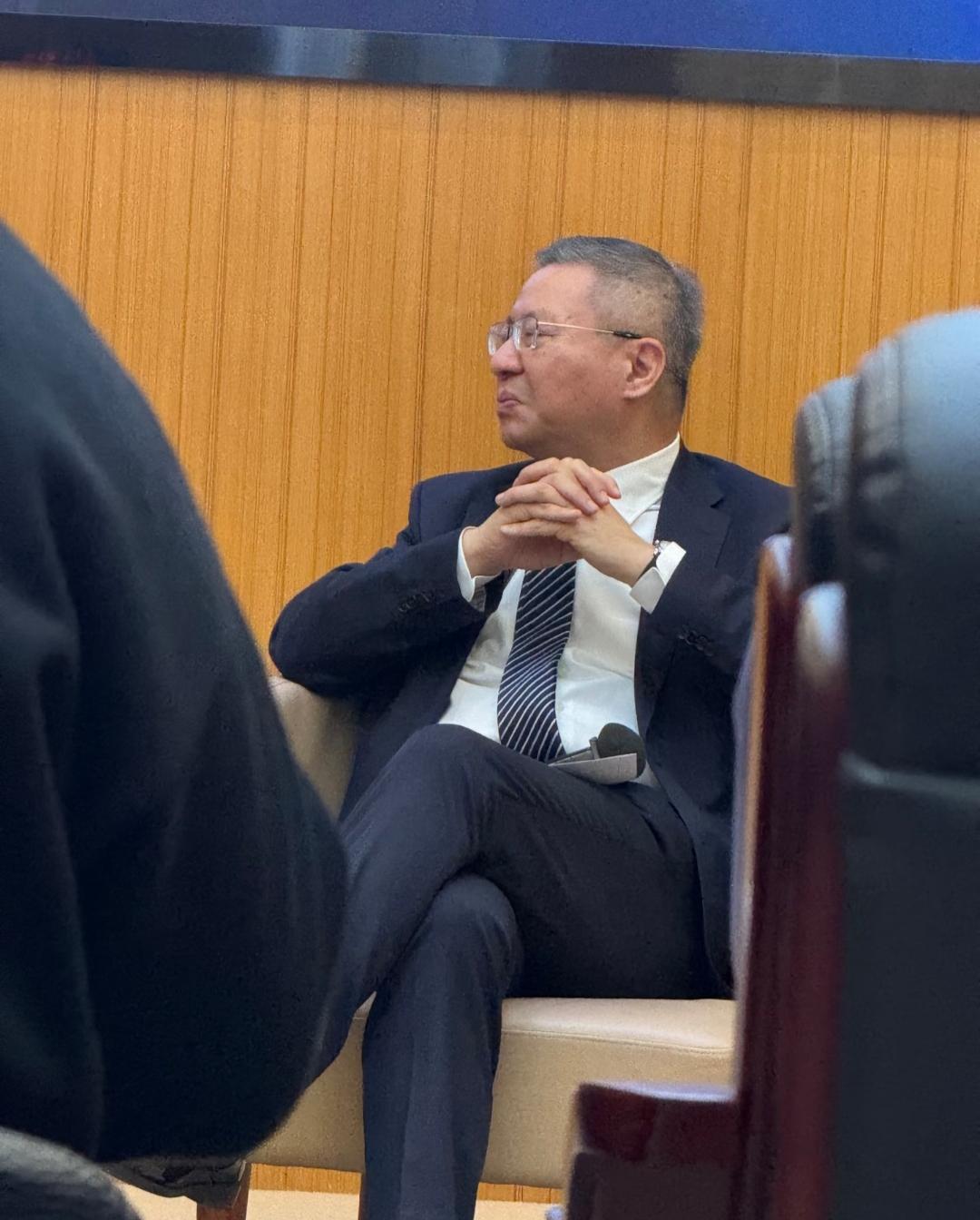 张维为教授也有了侧颜照片。近日，有网友在复旦大学现场聆听张教授的演讲，由于位置的