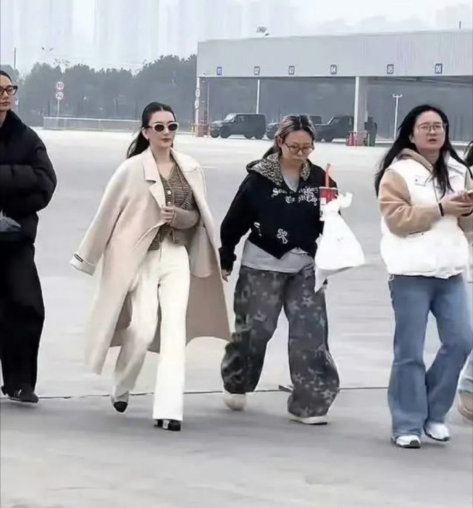 方媛现身安徽芜湖，她是受邀回家乡帮忙宣传汽车品牌了。当天她身穿米色长大衣下配白色