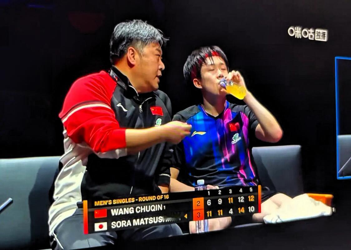 累到虚脱还得硬扛！一日两赛，间隔不到三小时，没左手陪练，场外指导还跟新搭档似