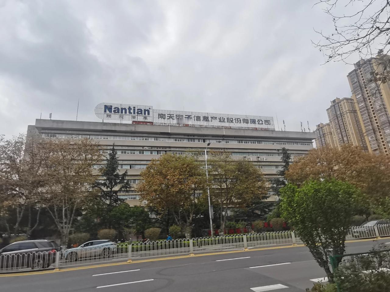 昆明环城东路上，董家湾对面这个厂房应该是昆明主城区一环内为数不多最大的厂子了，也