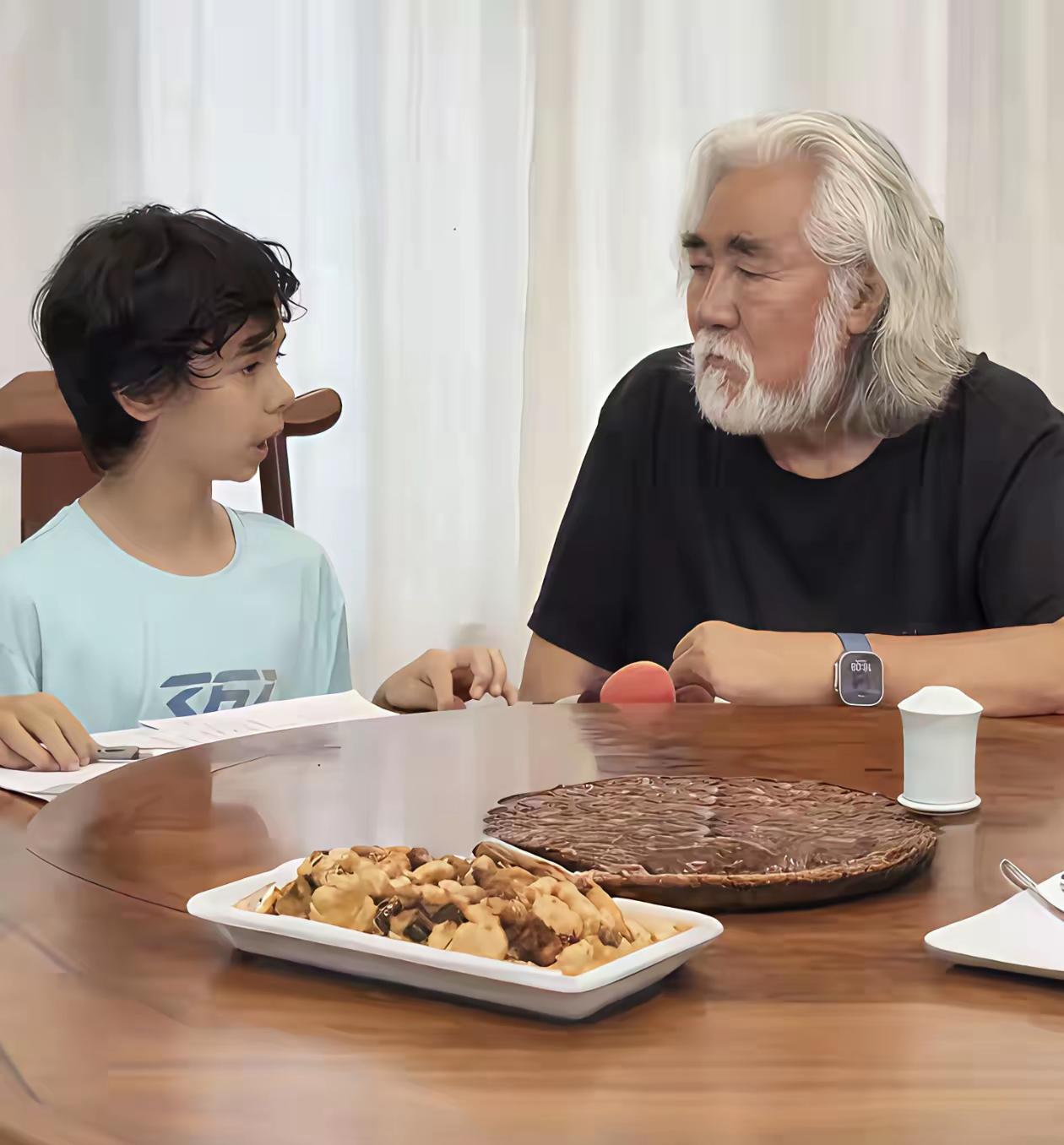 马丁问父亲张纪中,能不能把胡子剃了,把头发染一染,同学都说你像我爷爷。张纪中有点