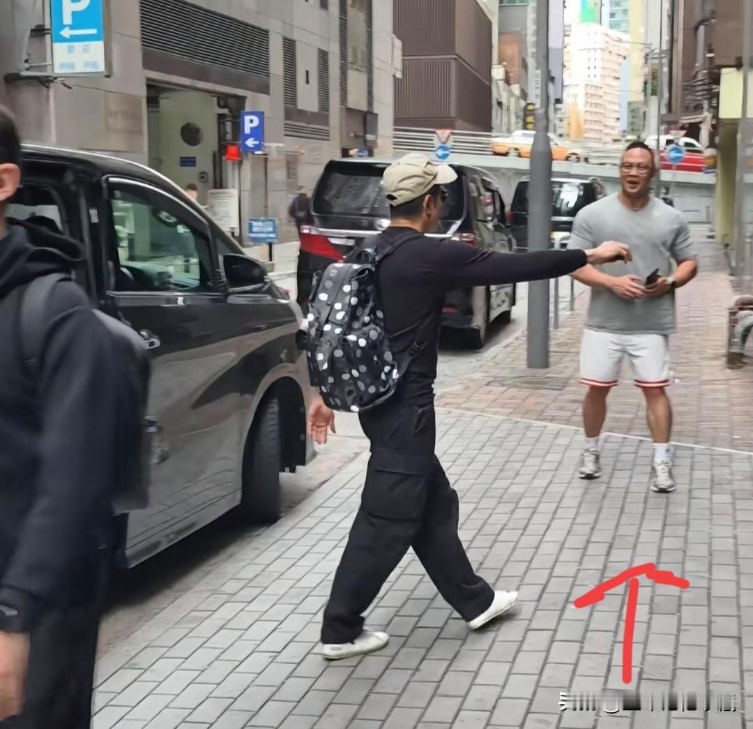 天王郭富城身穿休闲装，被花点背包现身香港街头，一猛男大哥拿手机拍摄，郭富城保养的
