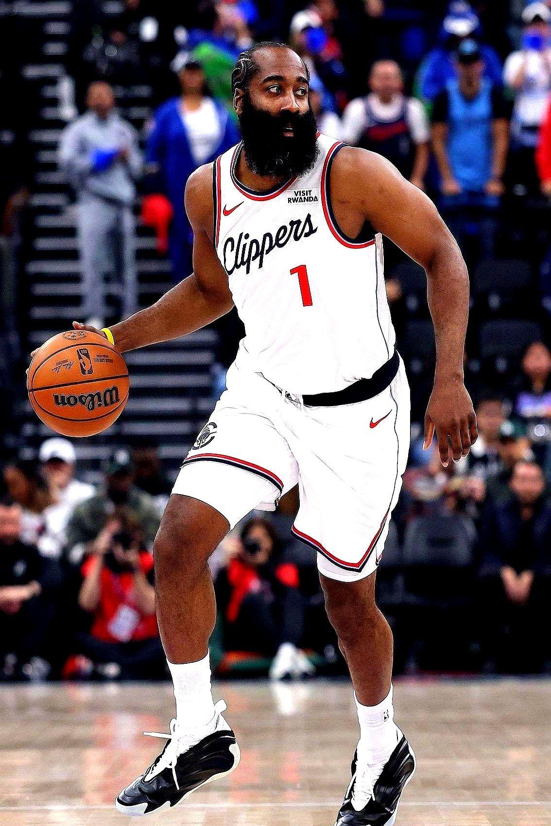 哈登一下场，快船的进攻就断电。这可不是感觉，是实打实的数据。哈登在场时，快船