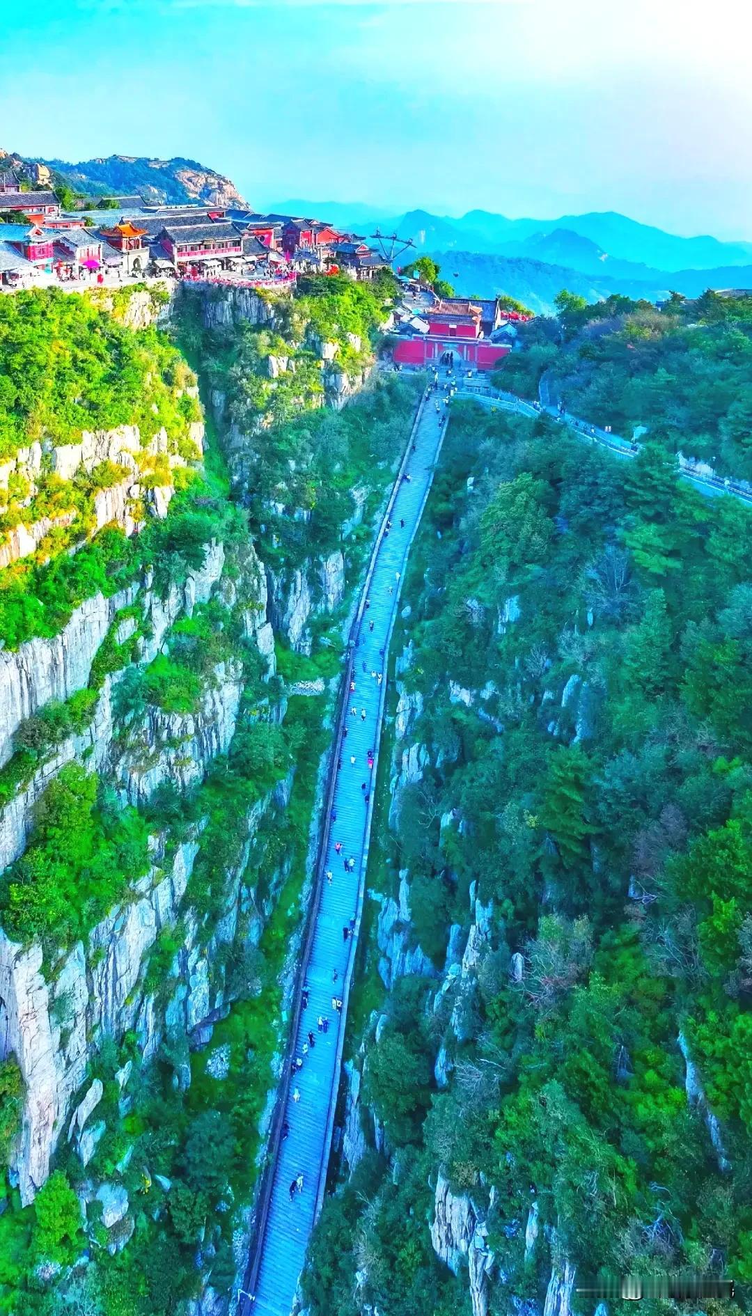 泰山为什么是爬山者的噩梦?泰山虽海拔仅1545米，却成爬山者的噩梦。从红门经