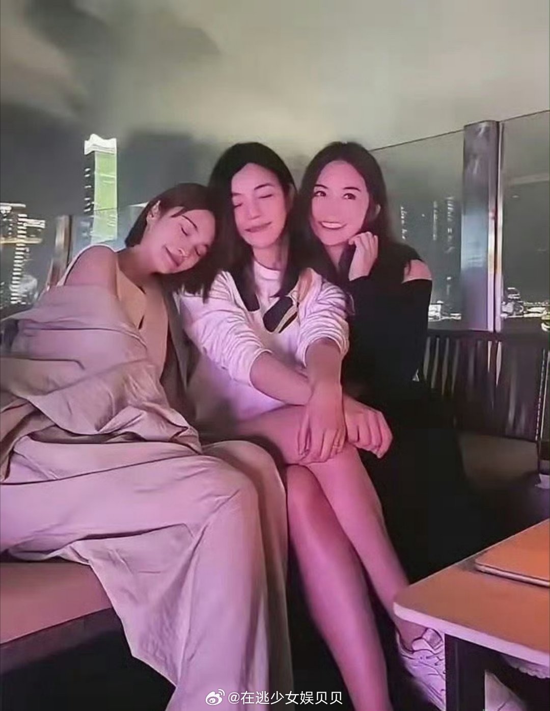 原来她们三个是好闺蜜，李荣浩要守住爱情啊！蔡卓妍离了，陈妍希离了，杨丞琳结婚不生