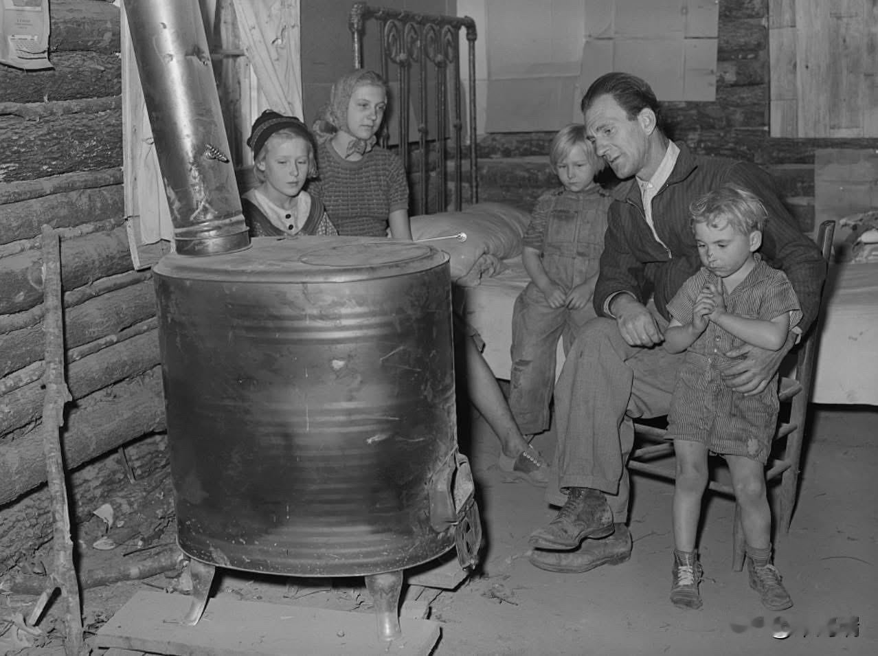 这幅照片拍摄于1939年，地点是美国密苏里州巴特勒县的一个临时营地，拍摄对象是