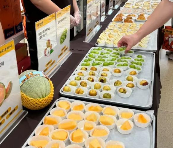 我家楼下超市，有个大妈天天推着小车，笑眯眯递上酸奶、火腿、小蛋糕。我每次都尝，有