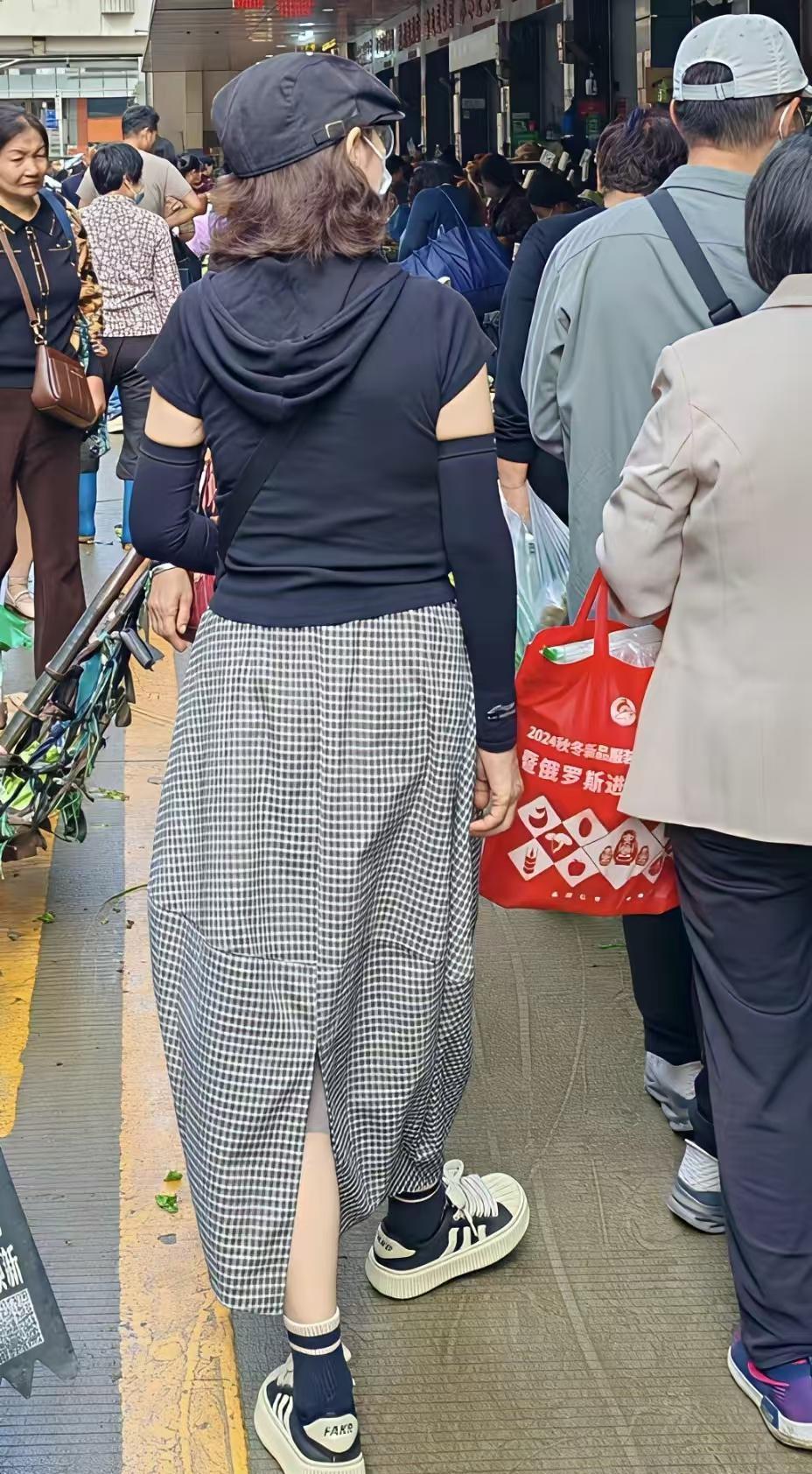 这个算不算背影杀？我偷拍的，觉得很有气质，身材苗条