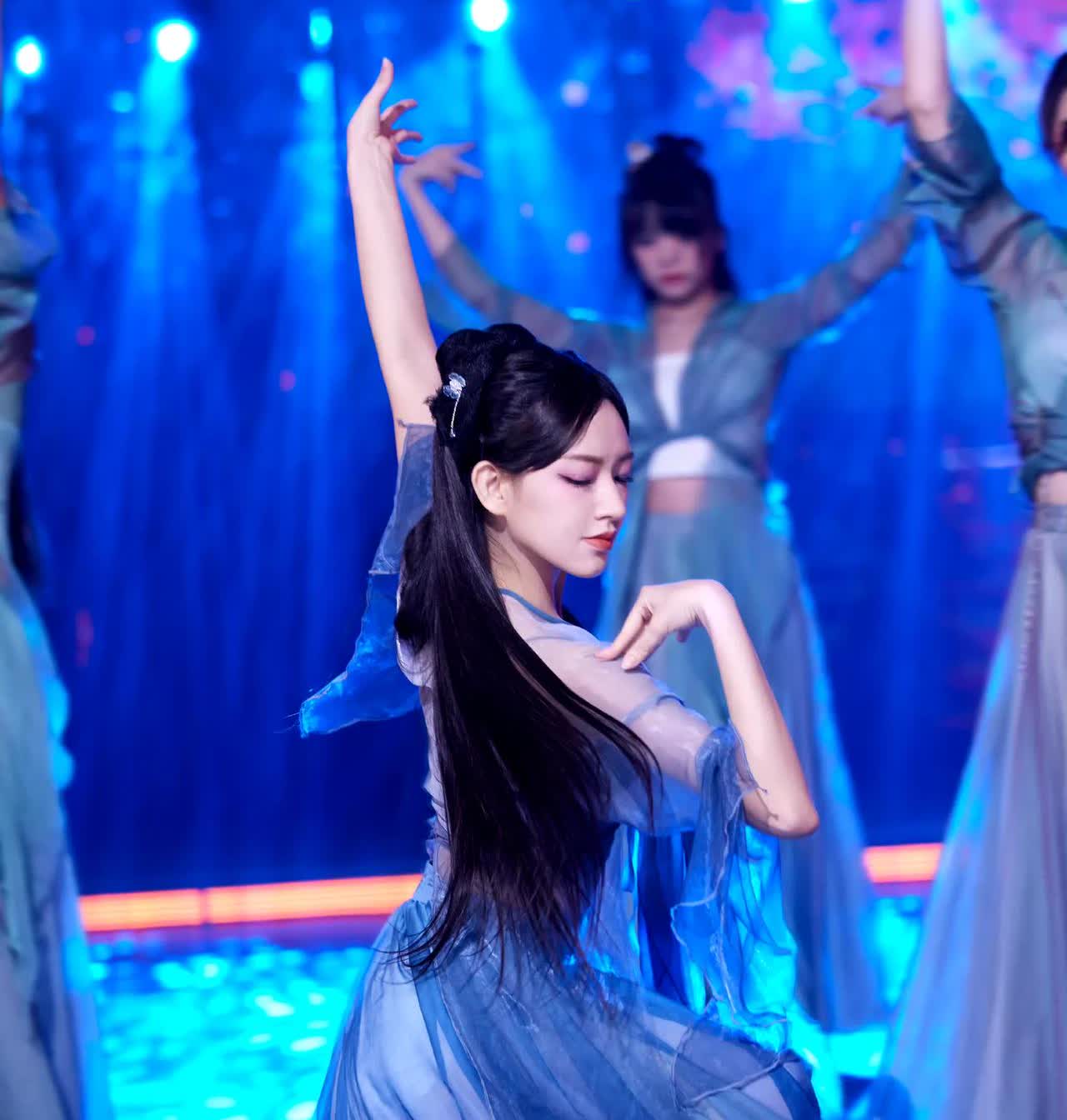 程潇脚那么小？看着她光着脚丫子跳舞，真的太美了，像仙女，像妖女，瞬间理解了“从此