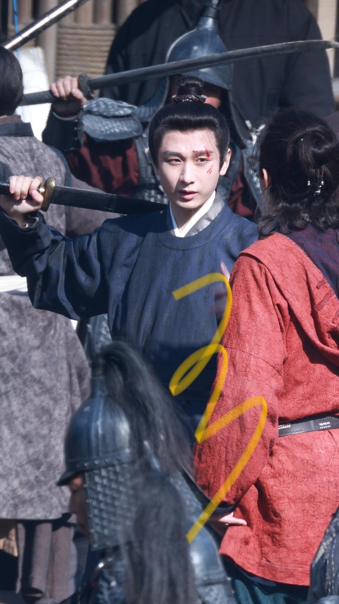 扛着大刀的成毅两京十五日