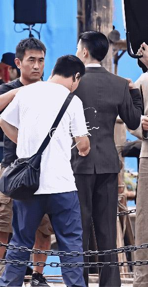 任嘉伦这背影我能看100遍，这背影一看就知道是一个非常帅的男人，宽肩窄腰翘臀，还