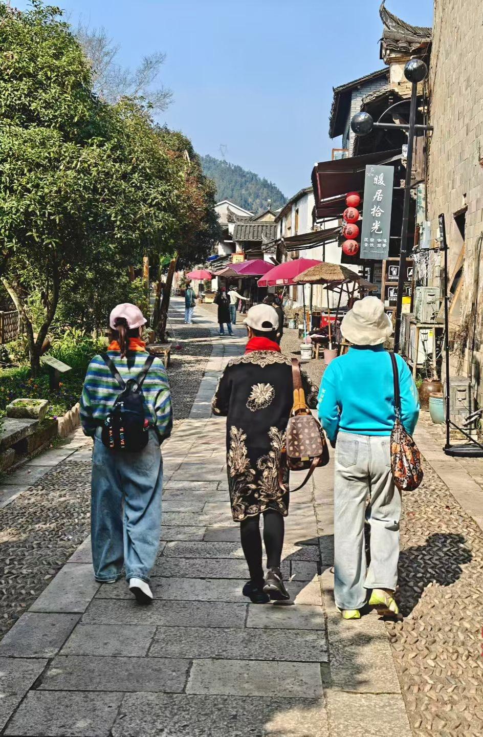 人过六十，远离烦恼：最好的养老，是留在自己家人过六十，大半辈子都忙忙碌碌，为