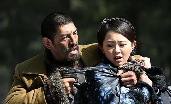 民国时期，覃国卿正抱着堂婶睡觉，堂叔突然回了家，见到惊慌失措的侄儿，堂叔怒不可遏