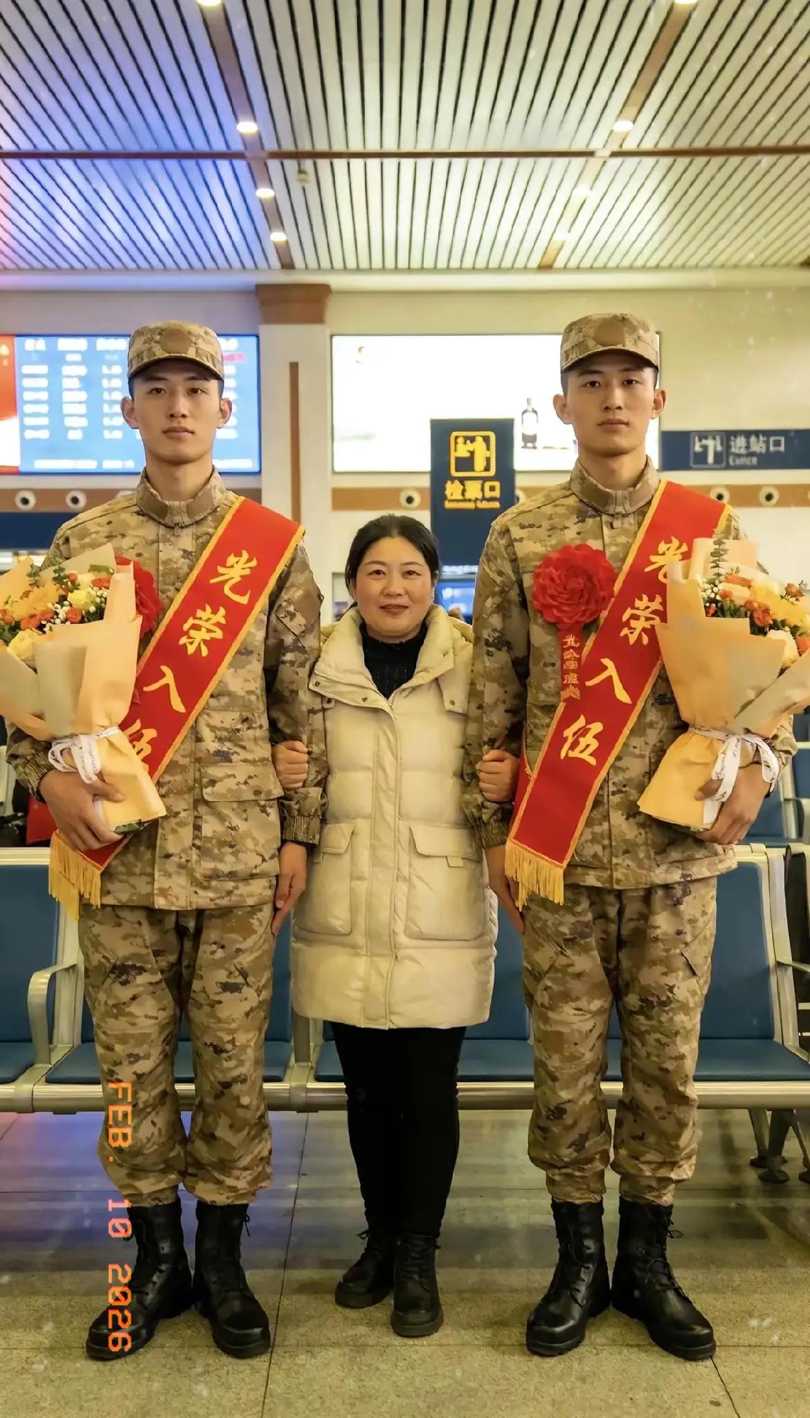 真为我家那对双胞胎儿子高兴，他们今天正式穿上军装去当兵啦！看着他们穿上军装站在那