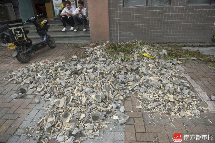 暴雨中, 广州天河一居民楼楼顶瓦片大面积滑落下砸
