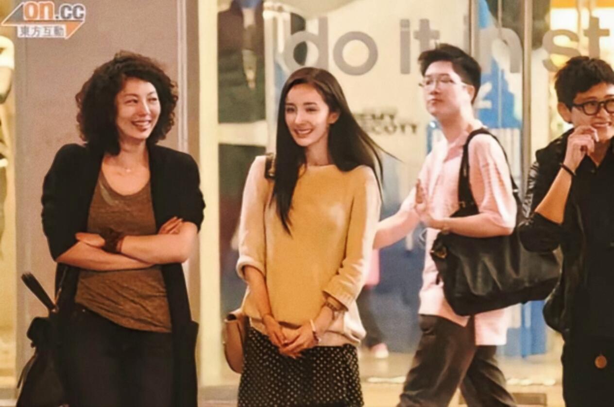 风吹起她的发梢美得很随意​​​