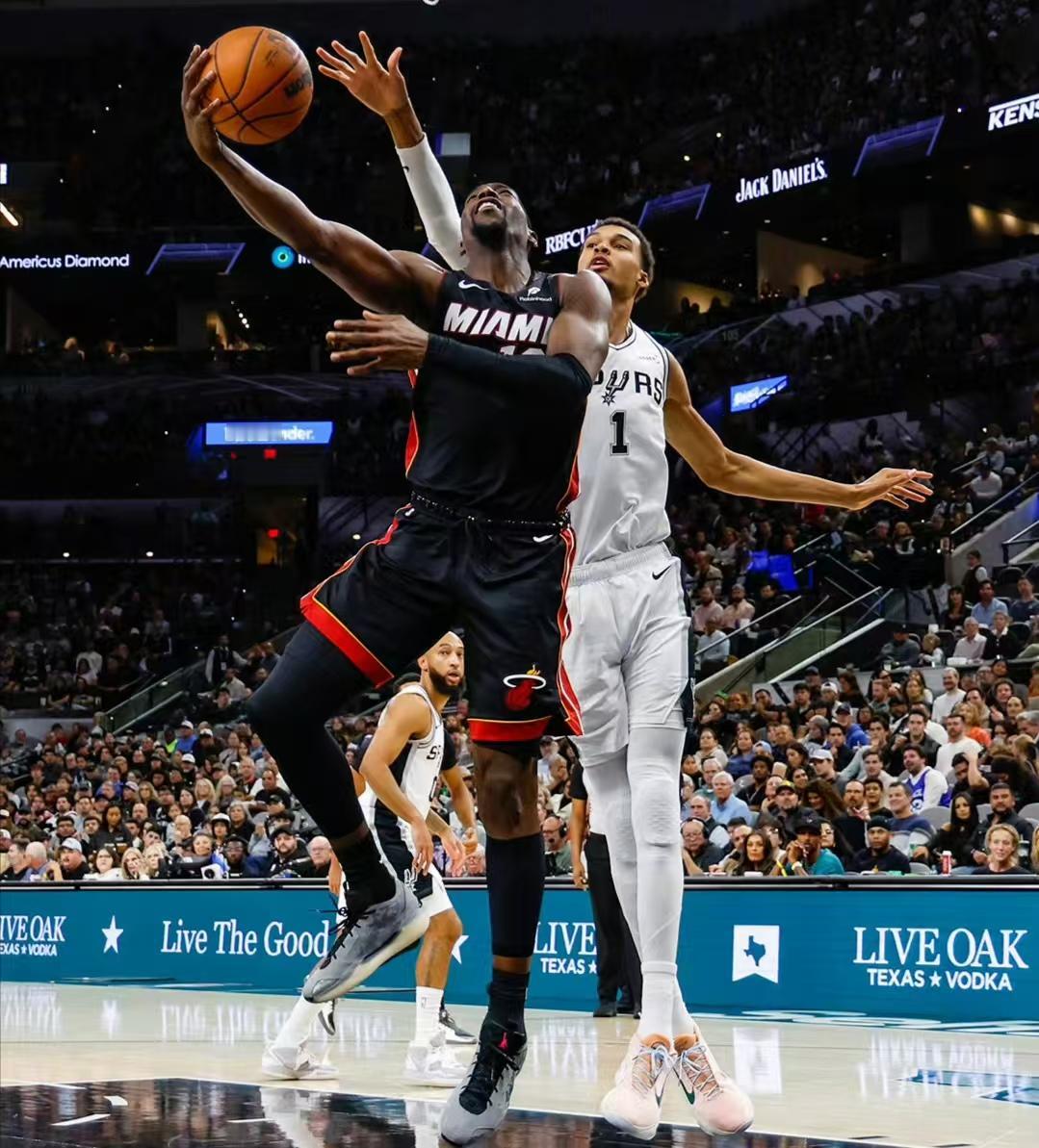 太厉害了!马刺5战全胜,新版三巨头悄然诞生。4连胜马刺遇上3连胜的热火,本场绝