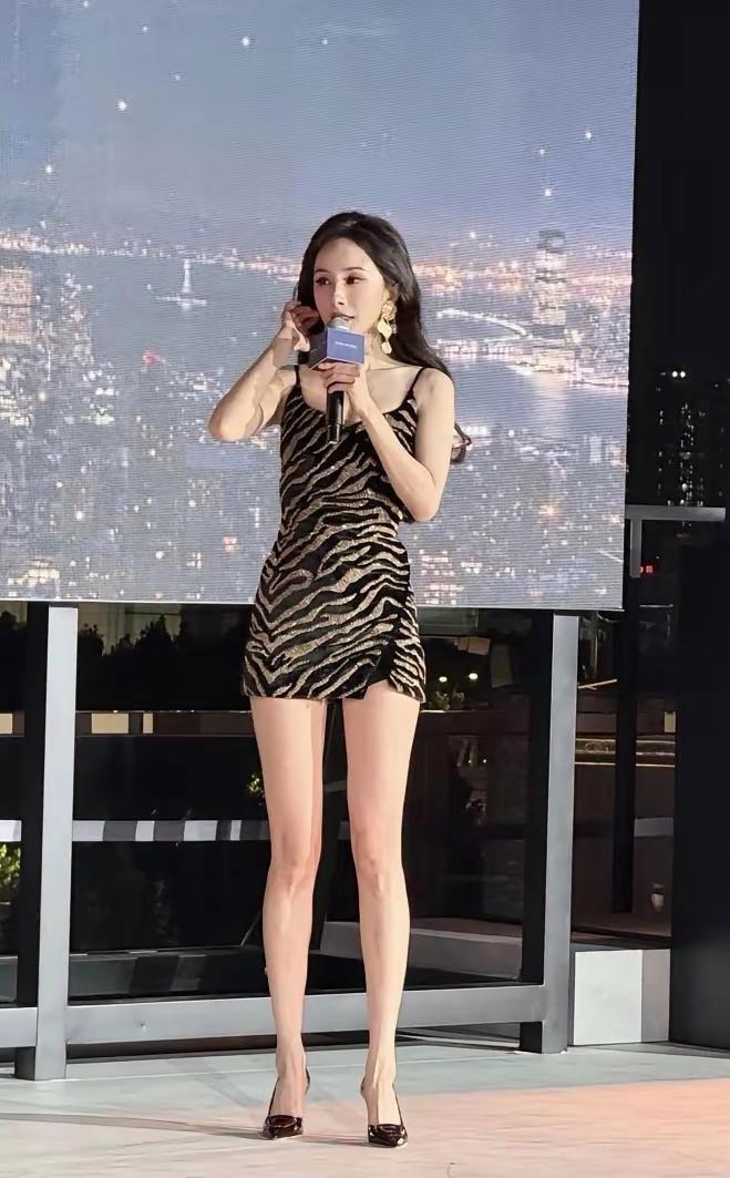杨幂你这腿又直又长，是真的吗？[赞][赞]娱乐
