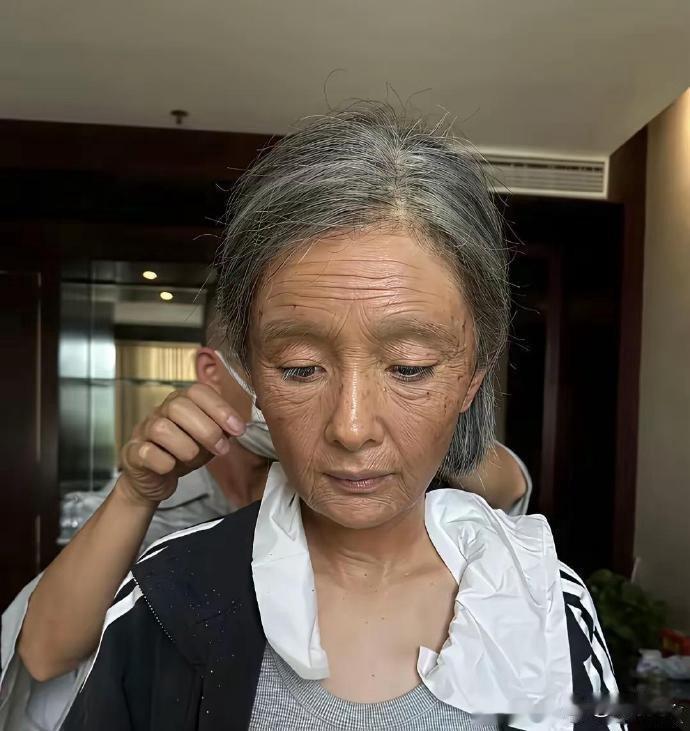 杨幂的老年妆整体看上去很自然，唯独睫毛太违和，哪个老年人睫毛能长这么长还这么翘的