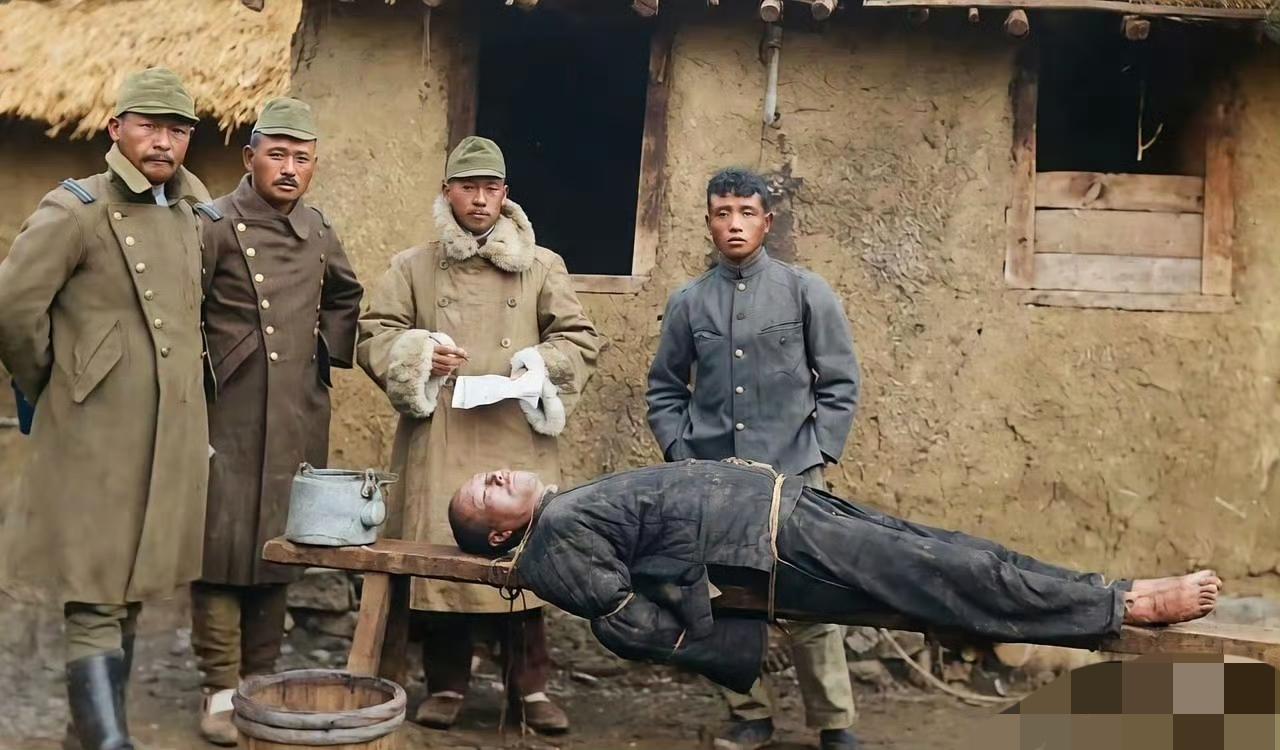 1935年侵华日军给东北抗联战士施以残忍的水刑。什么是水刑呢？！就是一种通过