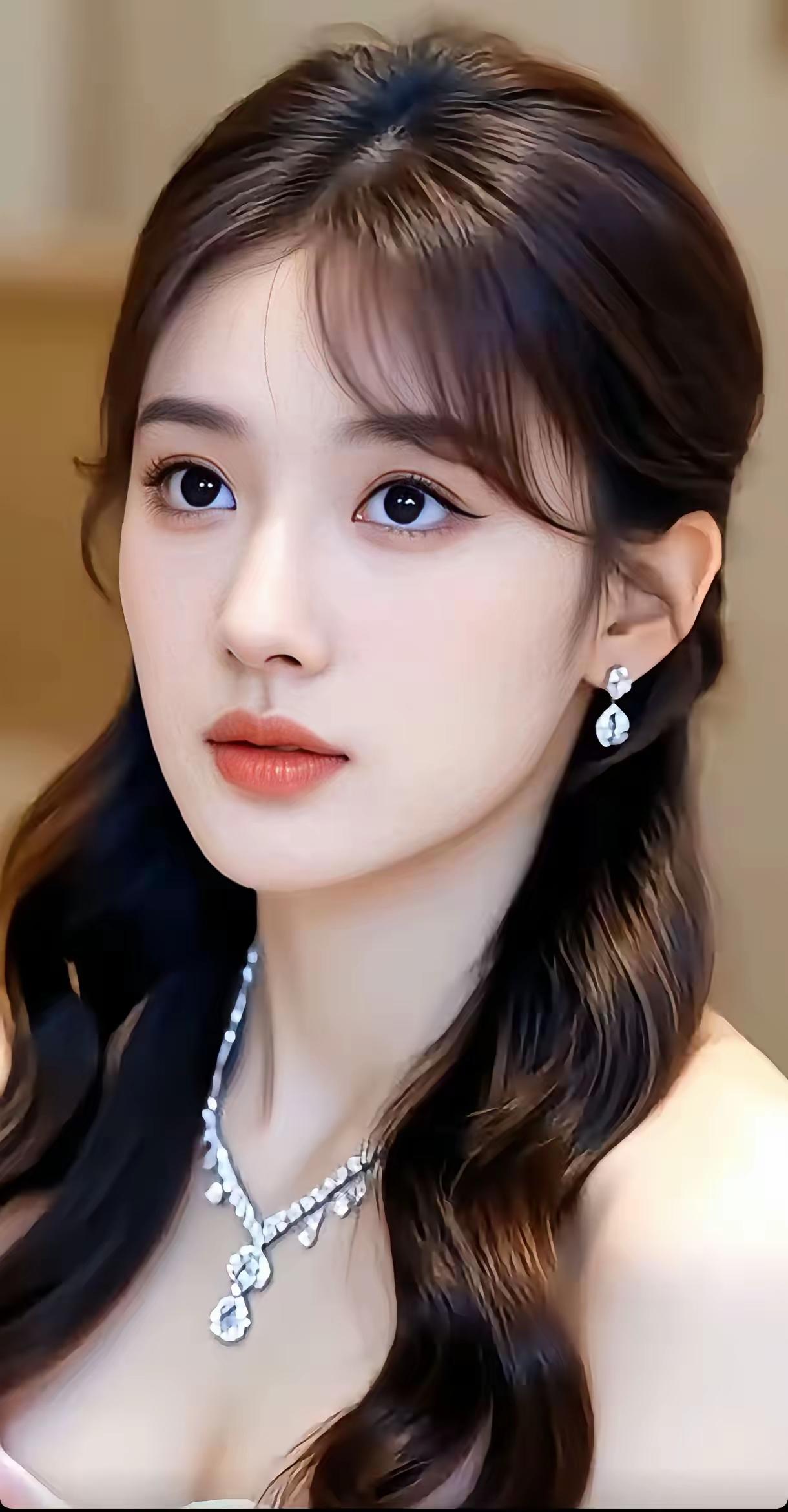 今天穿了件小粉裙，搭上珍珠项链，优雅满分！就像张天爱那甜酷粉系旗袍风穿搭，粉色改