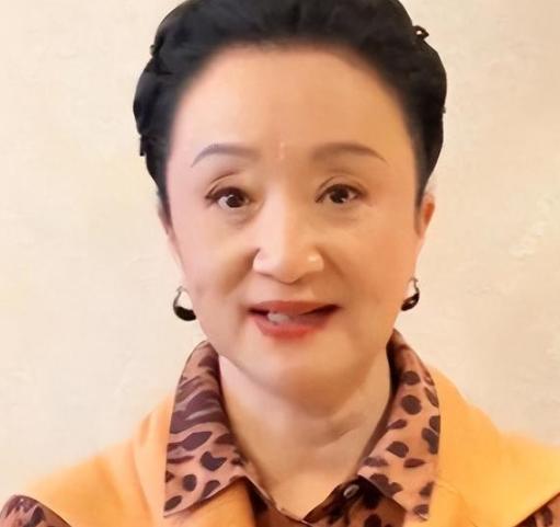 杨昆把别墅卖了。低于市场价。她住不起青浦那栋带花园的房子了，因为丈夫的建筑生意崩