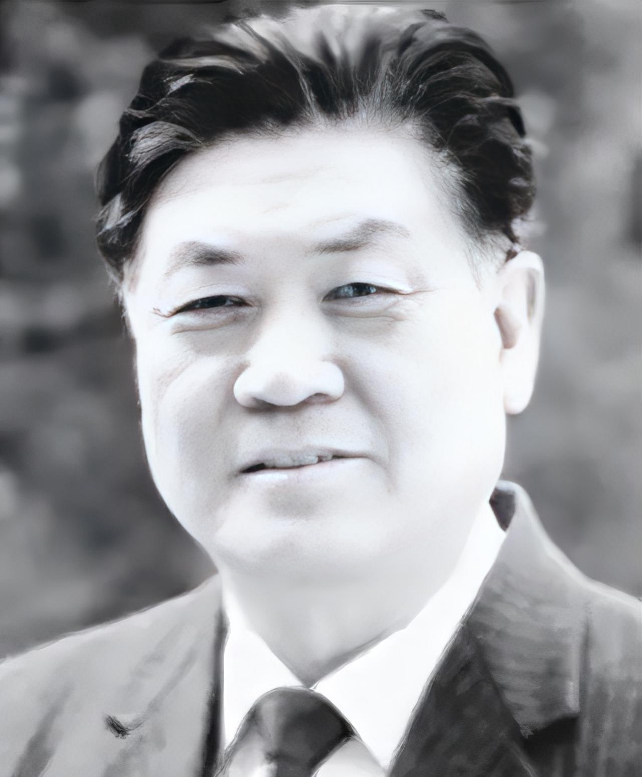 河北滦县人，15岁参加革命，在黑龙江基层奋斗三十年。1976年任省农业办公室副主