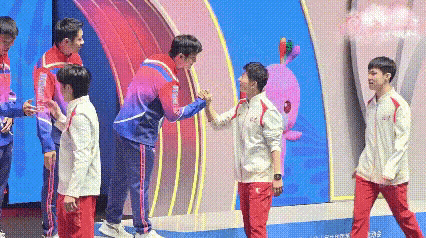 樊振东的2个动作：说明谦逊是刻在骨子里的！说两个颁奖仪式细节吧：男团颁