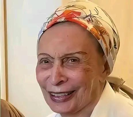 今年索菲亚·罗兰已经90岁了，气色看起来还很好，越老越像她妈妈。罗兰妈妈未婚生