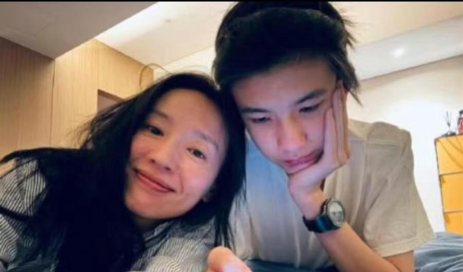 董洁为了陪伴正在读高二的儿子顶顶，今年仅接了一部戏，把更多时间留给家庭。如今的顶